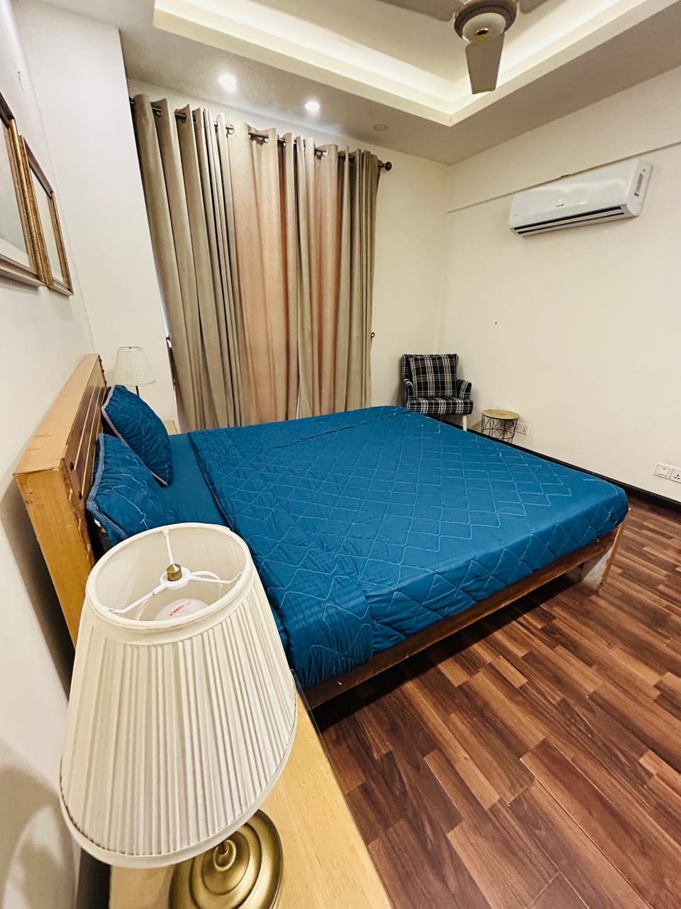 Bed, Seating area, Bedroom