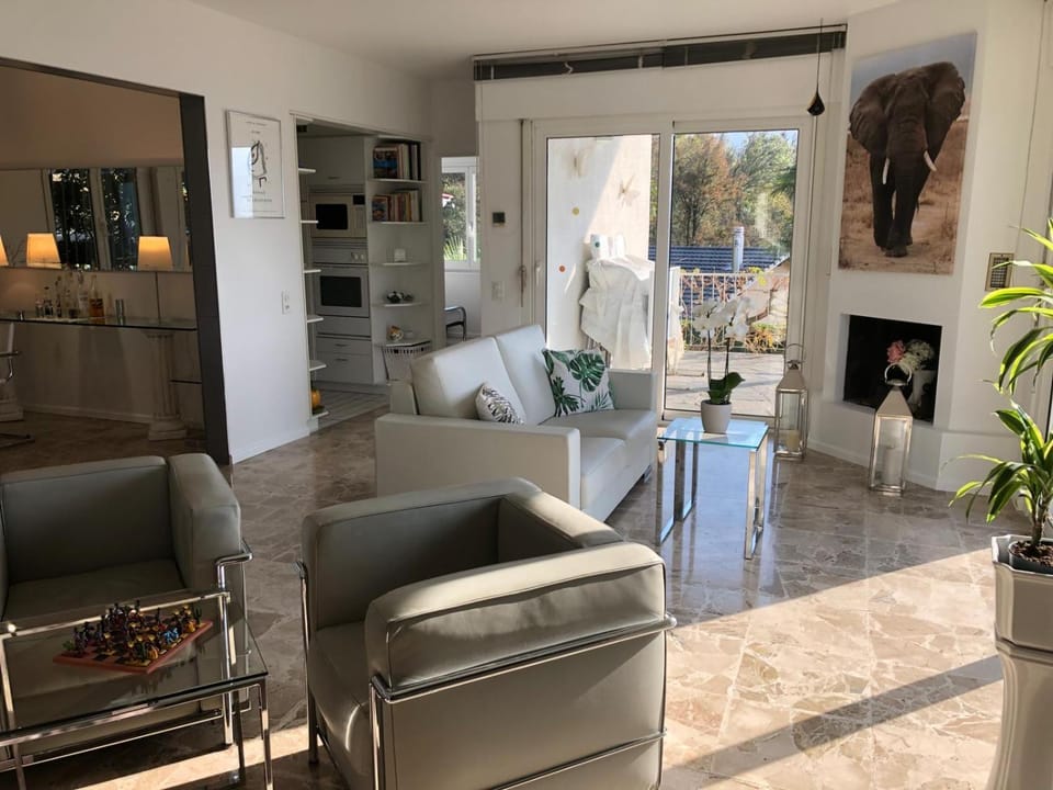 Kitchen or kitchenette, Living room, Seating area, Dining area