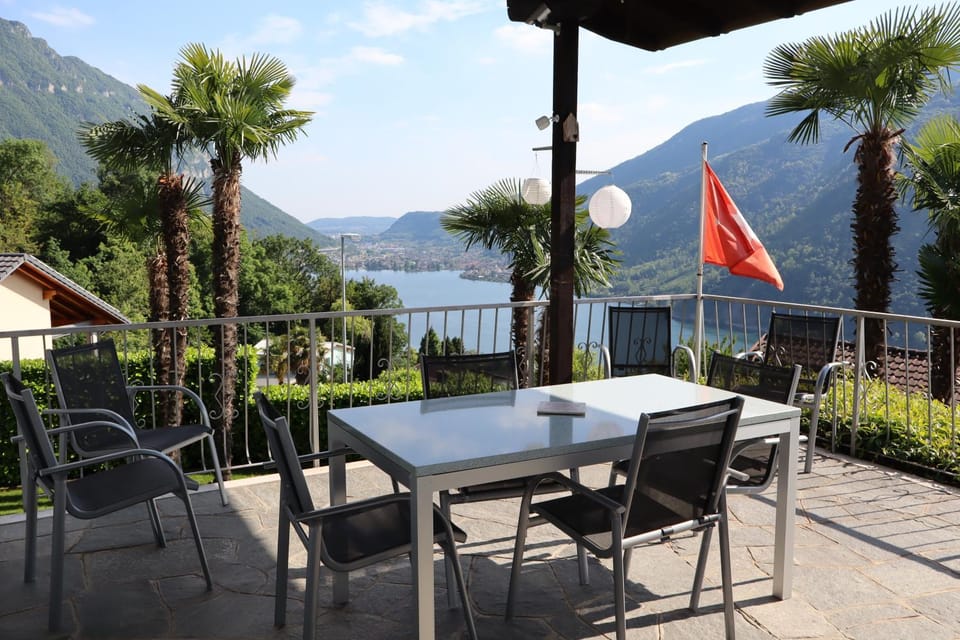 Natural landscape, View (from property/room), Balcony/Terrace, Balcony/Terrace, Dining area, Lake view, Mountain view