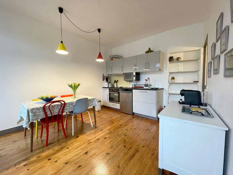 Kitchen or kitchenette, Seating area, Dining area, oven