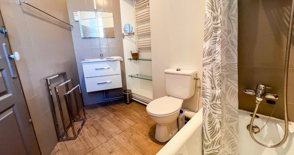 Shower, Toilet, Bathroom, towels