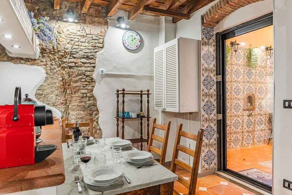 Kitchen or kitchenette, Seating area, Dining area