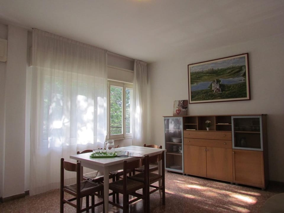 Dining area, kitchen