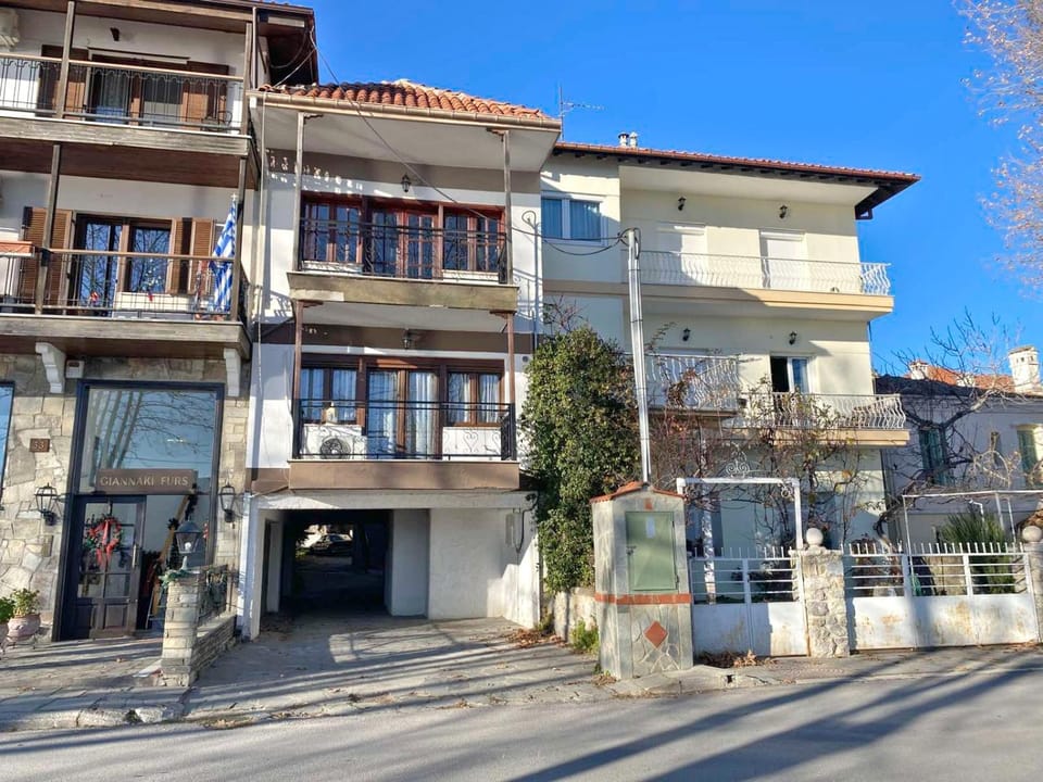 Property building, Day, Neighbourhood, Parking