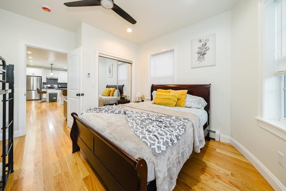 4BR Worcester Family Apt - Spacious Kitchen - Near Parks & Dining - Summer Ready 16-1 Apartment in Worcester