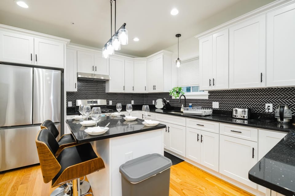 4BR Worcester Family Apt - Spacious Kitchen - Near Parks & Dining - Summer Ready 16-1 Apartment in Worcester