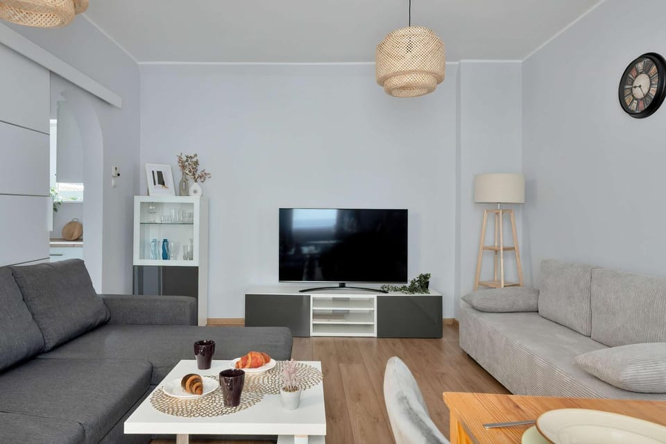 TV and multimedia, Living room, Seating area, Evening entertainment