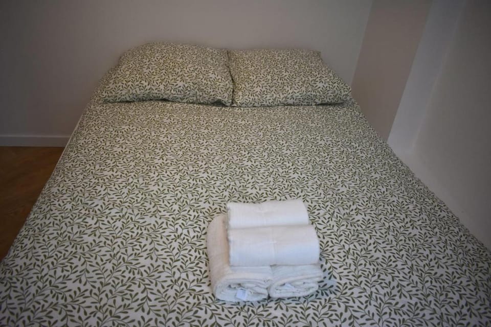 Bed, Photo of the whole room, Bedroom, heating, towels