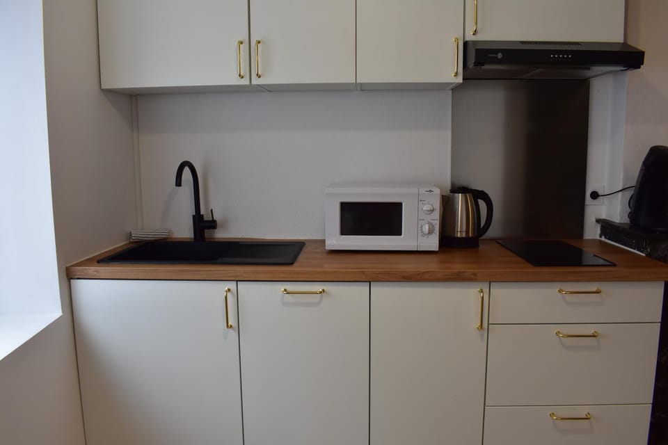 Coffee/tea facilities, Kitchen or kitchenette, microwave, stove