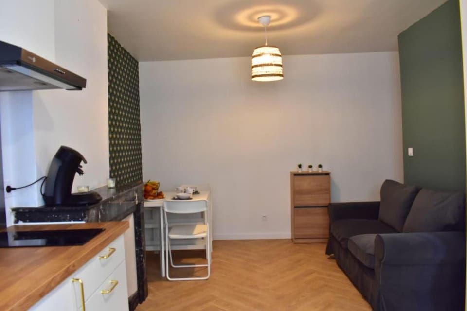 Coffee/tea facilities, Living room, Dining area, stove, kitchen