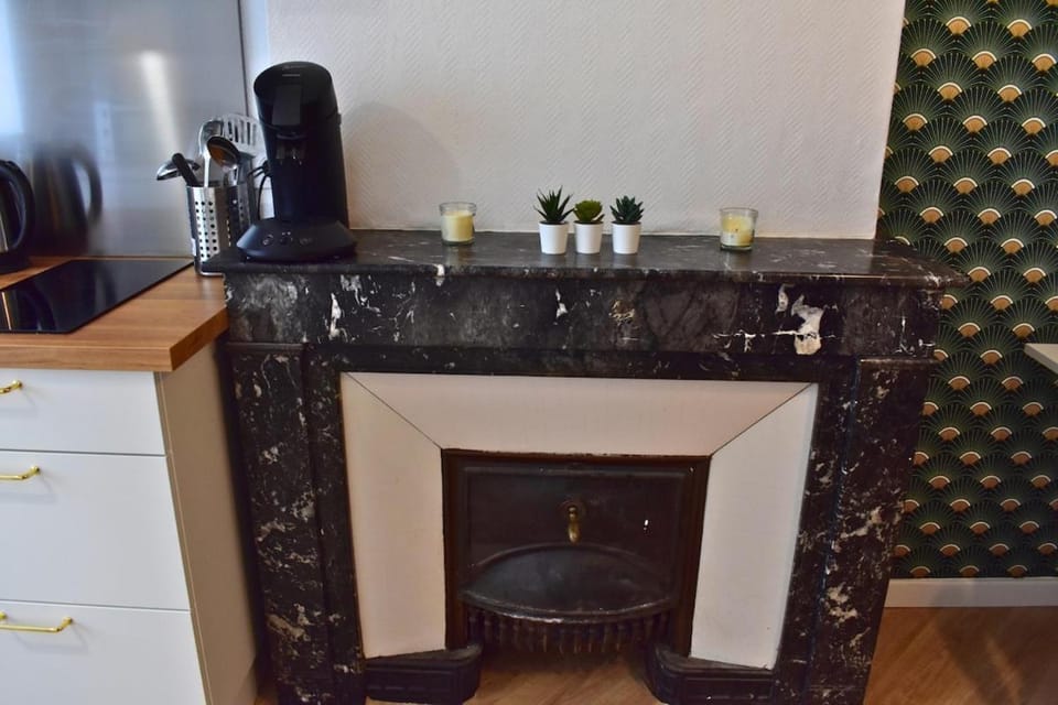 Coffee/tea facilities, Kitchen or kitchenette, stove