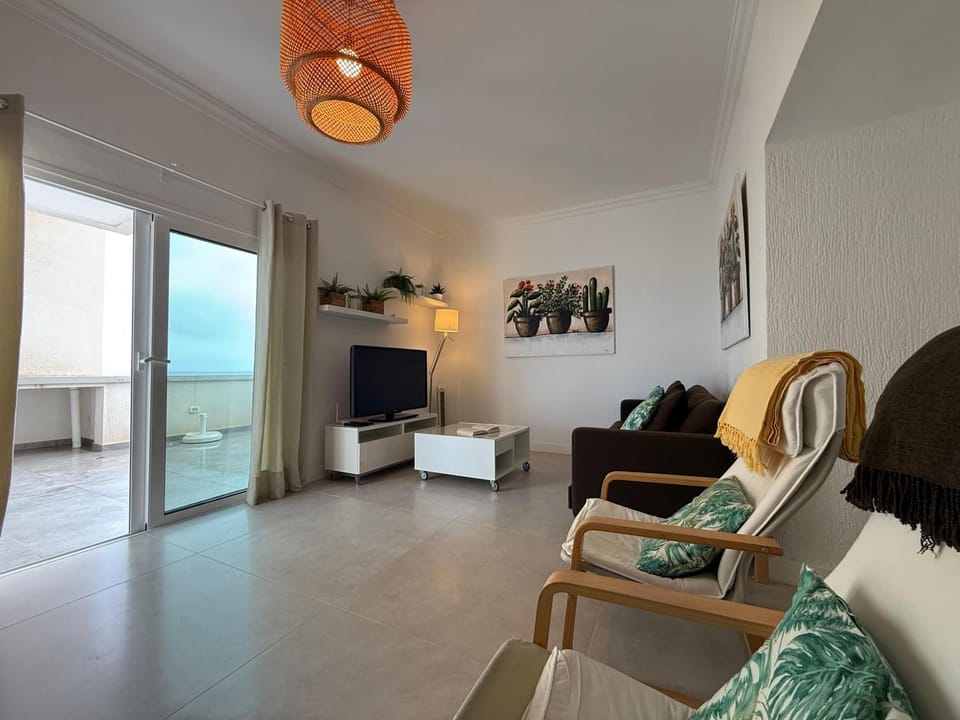 TV and multimedia, Living room, Seating area, Evening entertainment