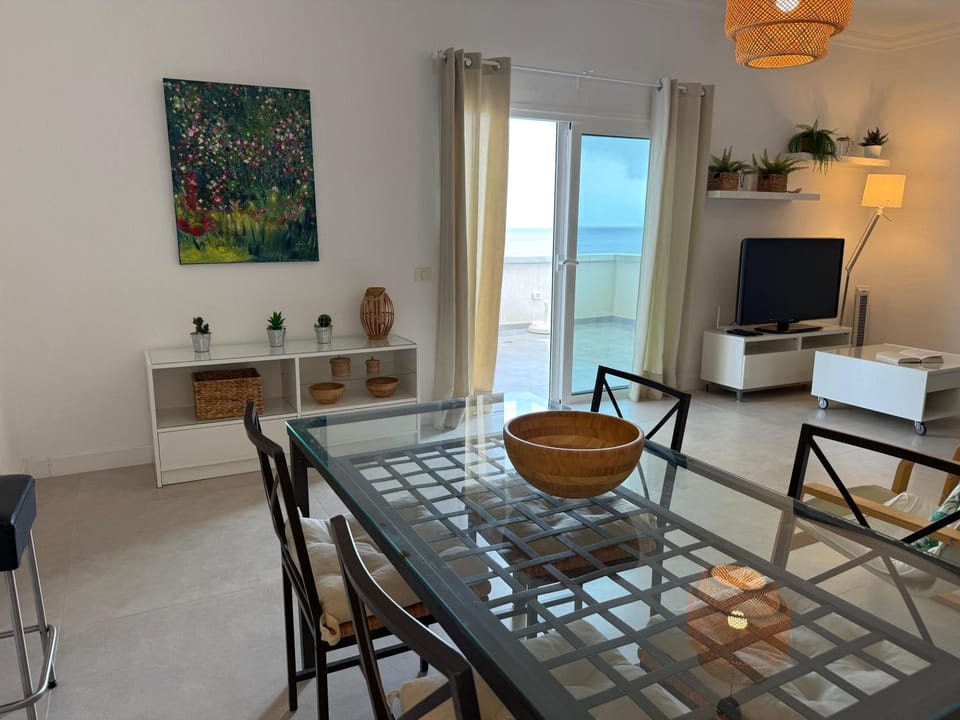 Natural landscape, TV and multimedia, Living room, Seating area, Dining area, Evening entertainment, Sea view