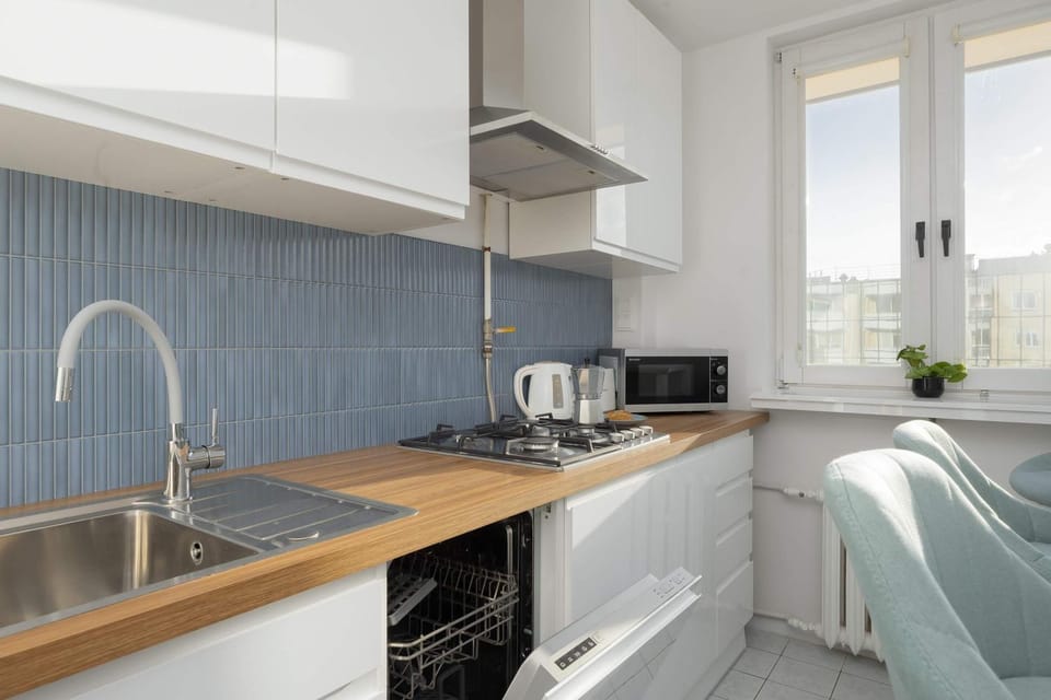 Coffee/tea facilities, Kitchen or kitchenette, dishwasher, stove, toaster