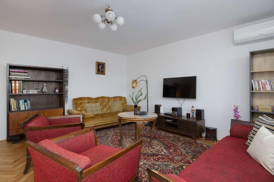 TV and multimedia, Living room, Seating area, Evening entertainment