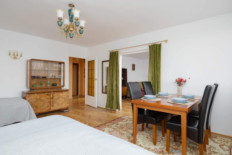 Bed, TV and multimedia, Living room, Photo of the whole room, Seating area, Bedroom