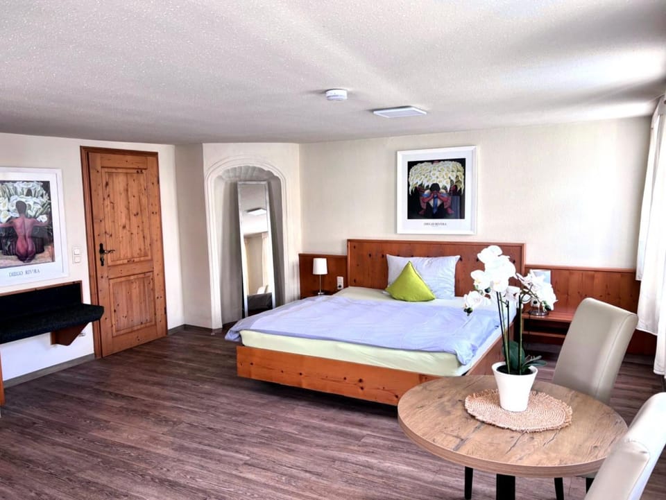 Bed, Photo of the whole room, Seating area