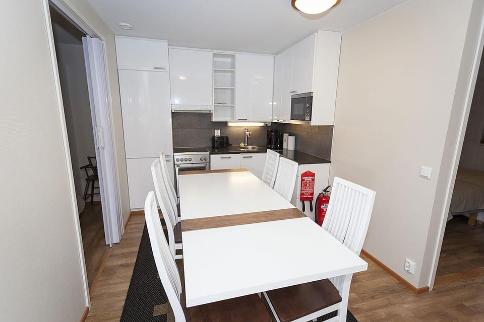 Kitchen or kitchenette, Dining area