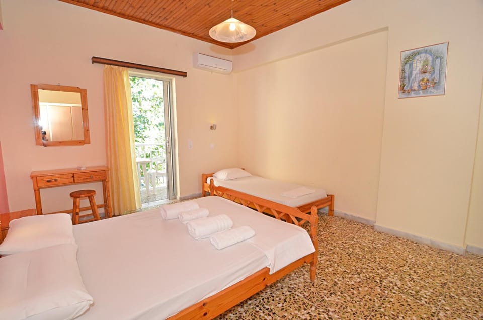 Levante taverna studios Apartment hotel in Alikanas