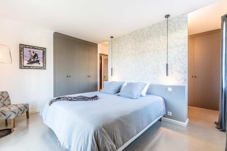 Photo of the whole room, Bedroom