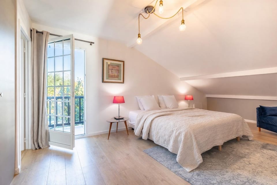 Photo of the whole room, Bedroom