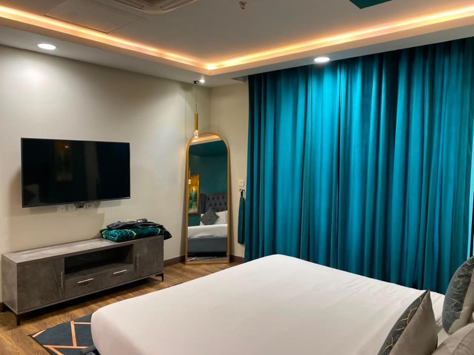 Bed, Living room, Photo of the whole room, Seating area, Bedroom