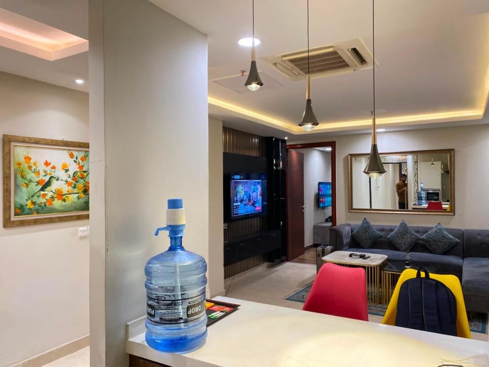 Communal lounge/ TV room, Kitchen or kitchenette, Living room, Seating area, minibar, air conditioner