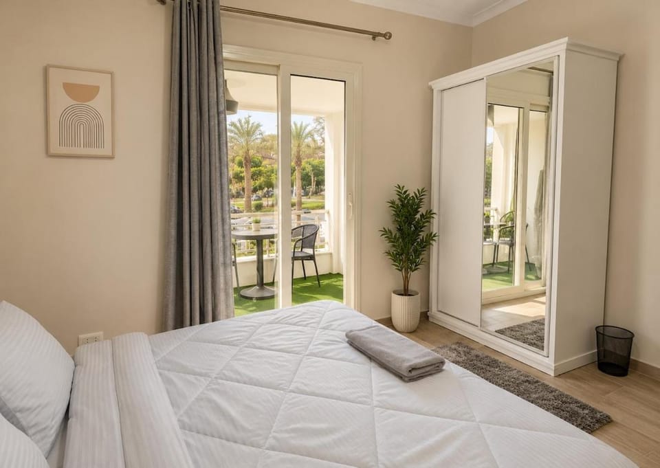 Cozy 2BR Retreat with Green Views, Minutes from the Airport Apartment in Cairo Governorate