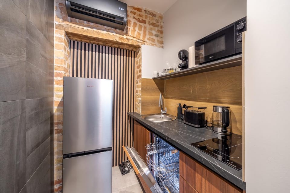 Coffee/tea facilities, Kitchen or kitchenette, dishwasher, microwave, stove, toaster