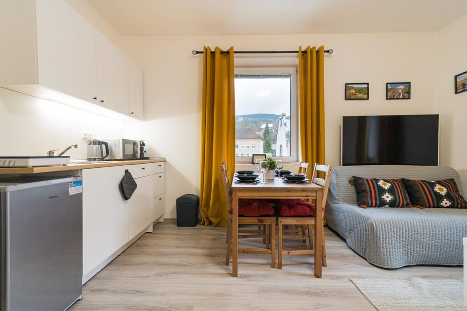 Kitchen or kitchenette, Seating area