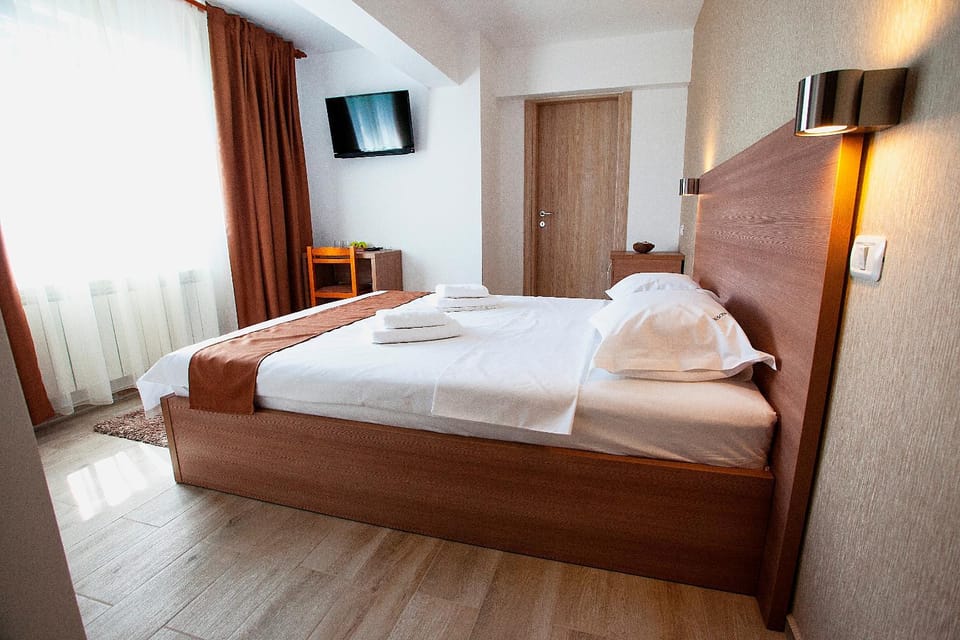 Property building, Bed, TV and multimedia, Photo of the whole room, Bedroom, towels, wardrobe