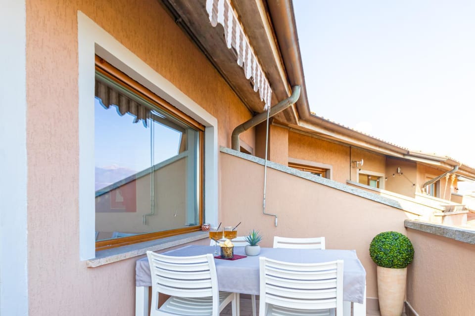 View (from property/room), Balcony/Terrace, Seating area, Dining area, Mountain view