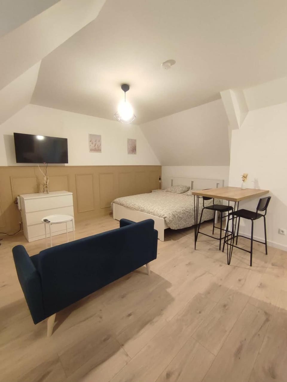 Bed, TV and multimedia, Living room, Dining area