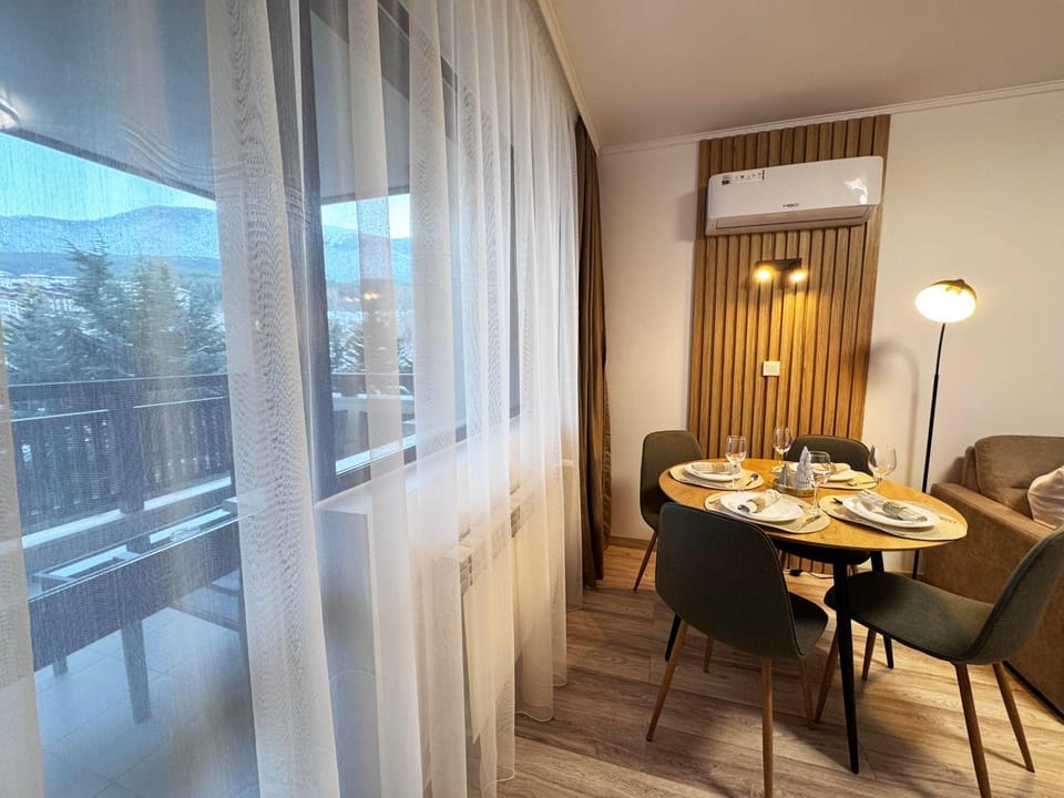 View (from property/room), Balcony/Terrace, Living room, Seating area, Dining area