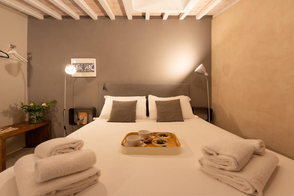 Bed, towels