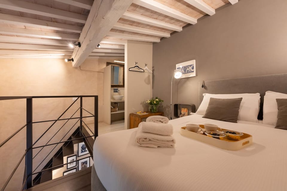 Bedroom, towels