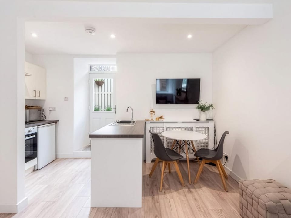 Dining area, kitchen