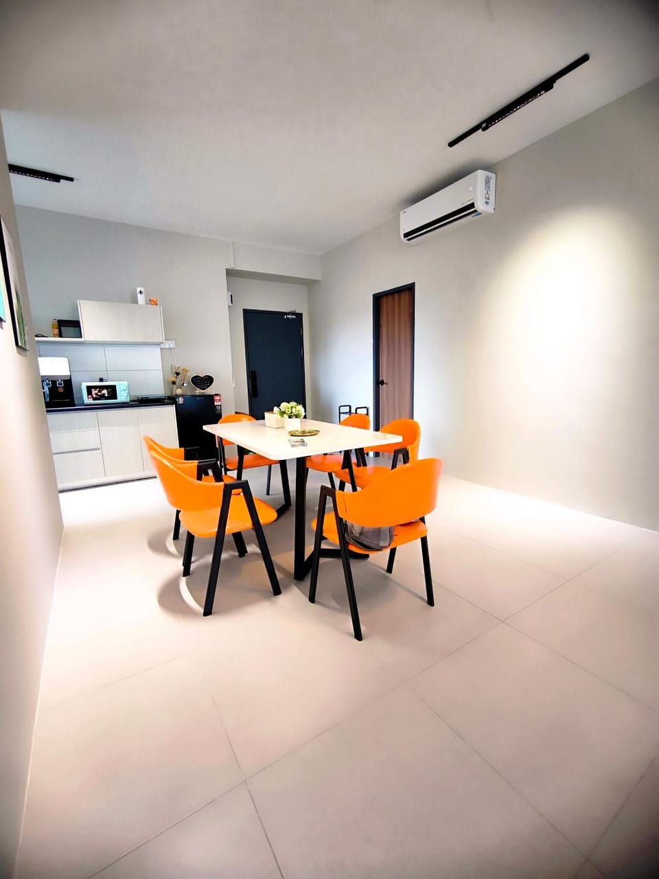 Kitchen or kitchenette, Dining area, air conditioner