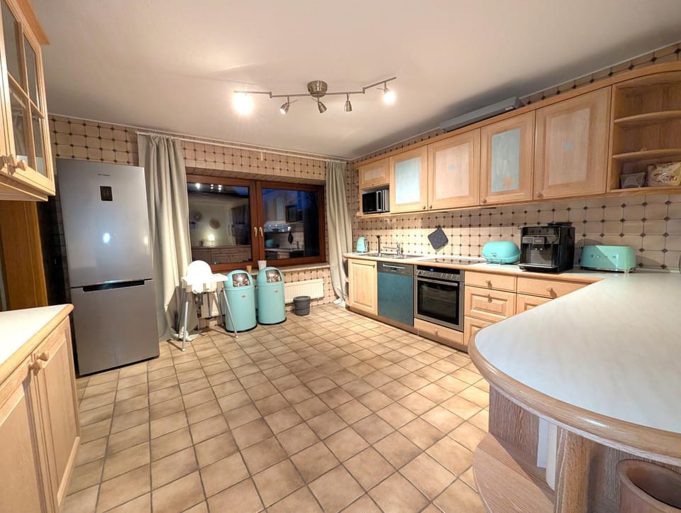 Coffee/tea facilities, oven, stove, kitchen