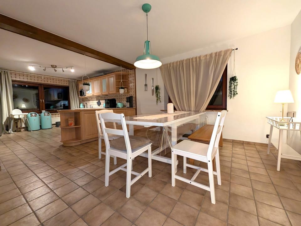 Kitchen or kitchenette, Seating area, Dining area, Food