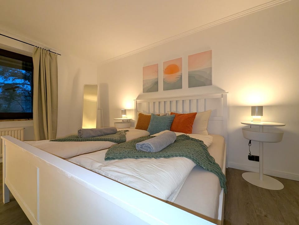 Bed, Bedroom, towels