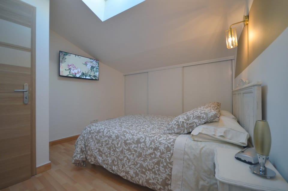 Photo of the whole room, Bedroom