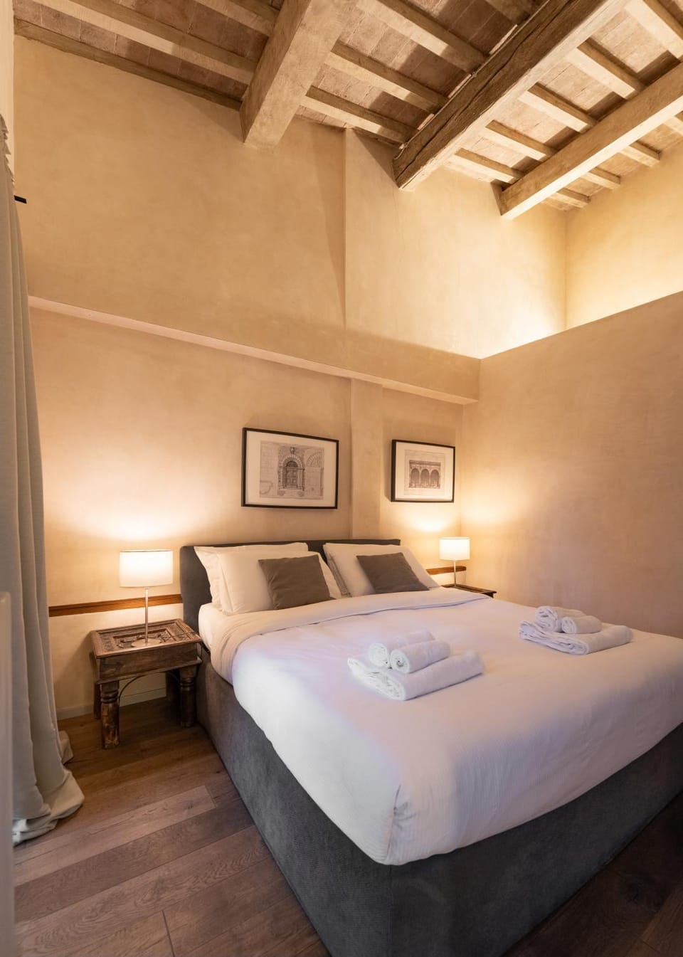 Bed, Bedroom, towels