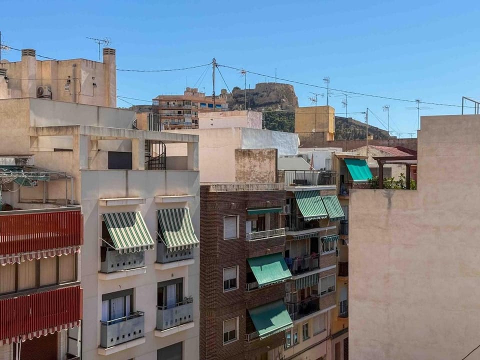 Precioso atico centenario entre dos castillos Apartment in Alicante