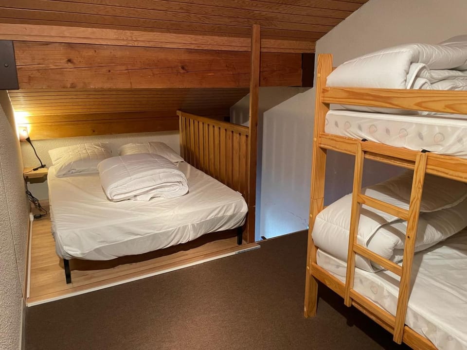 Bed, Photo of the whole room, Bedroom, bunk bed