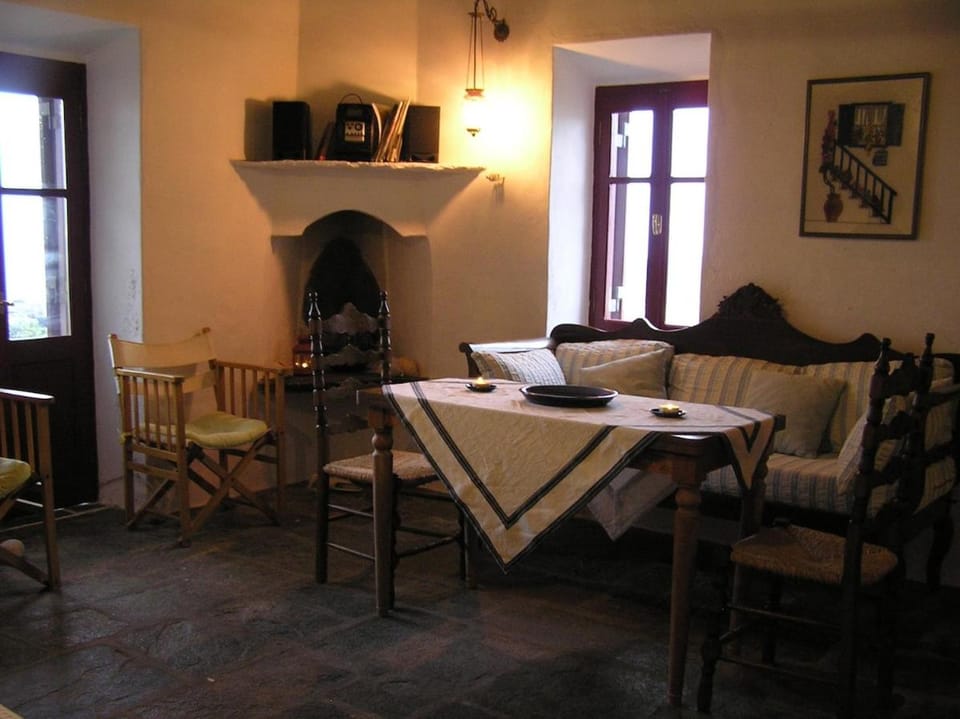 Seating area, Dining area