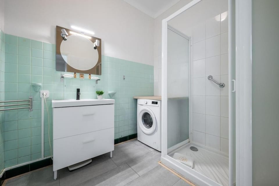 Shower, Bathroom, towels, washing machine