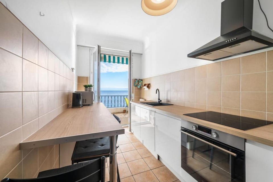 Coffee/tea facilities, Dining area, dishwasher, oven, stove, toaster