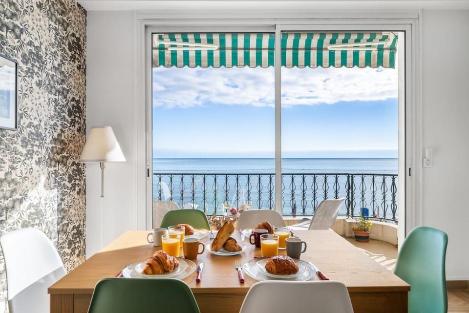 Natural landscape, Balcony/Terrace, Food and drinks, Dining area, Food, Sea view, Continental breakfast, Drinks