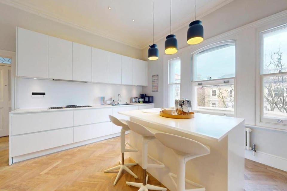 Kitchen or kitchenette, dishwasher, stove